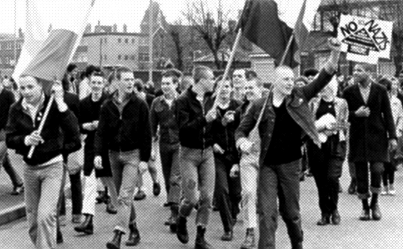 Origini del termine redskin (red skinhead): manifestazione antifascista a West Bromwich