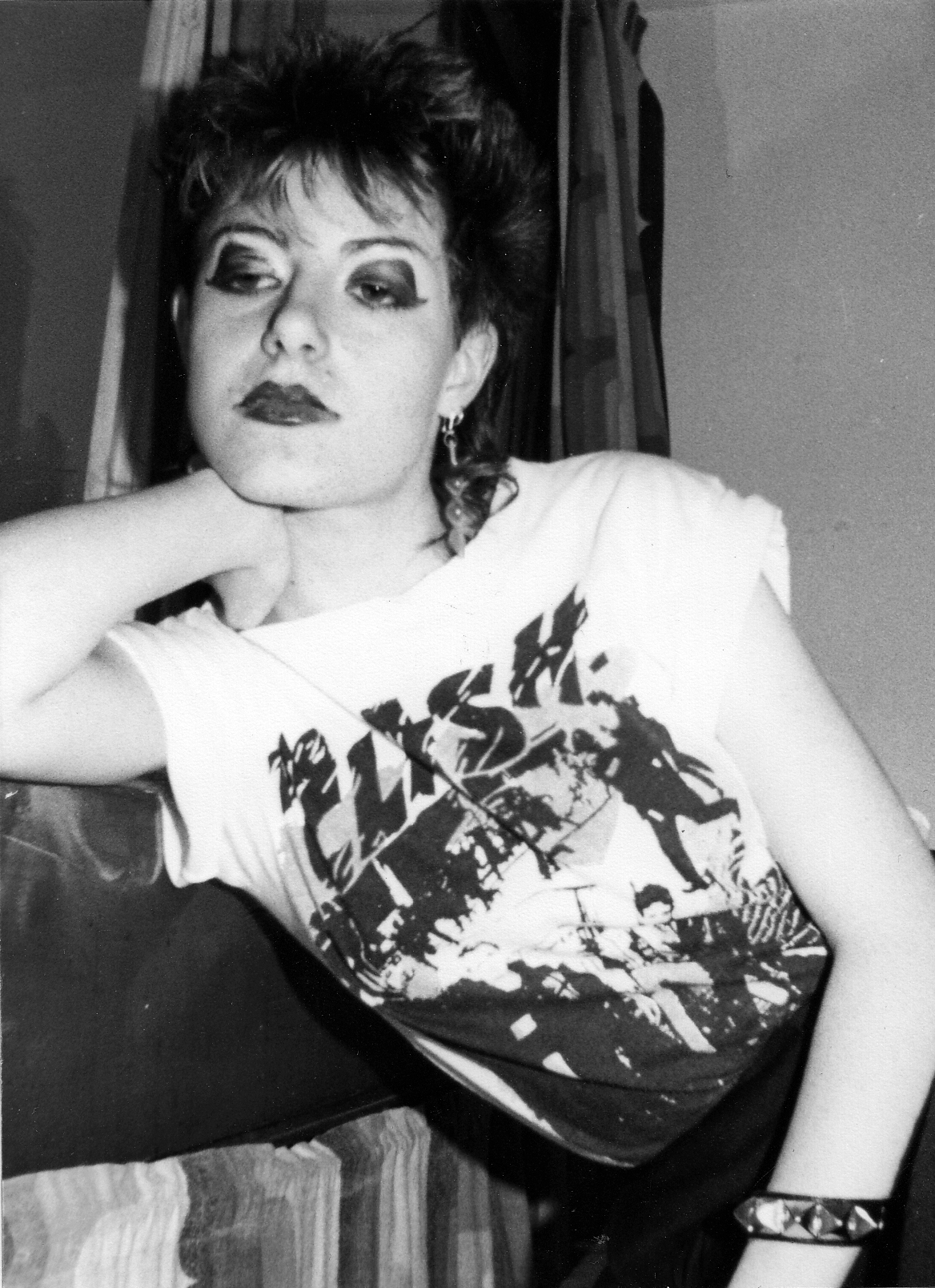 Il dark a Milano: Roxie, con la t-shirt The Clash