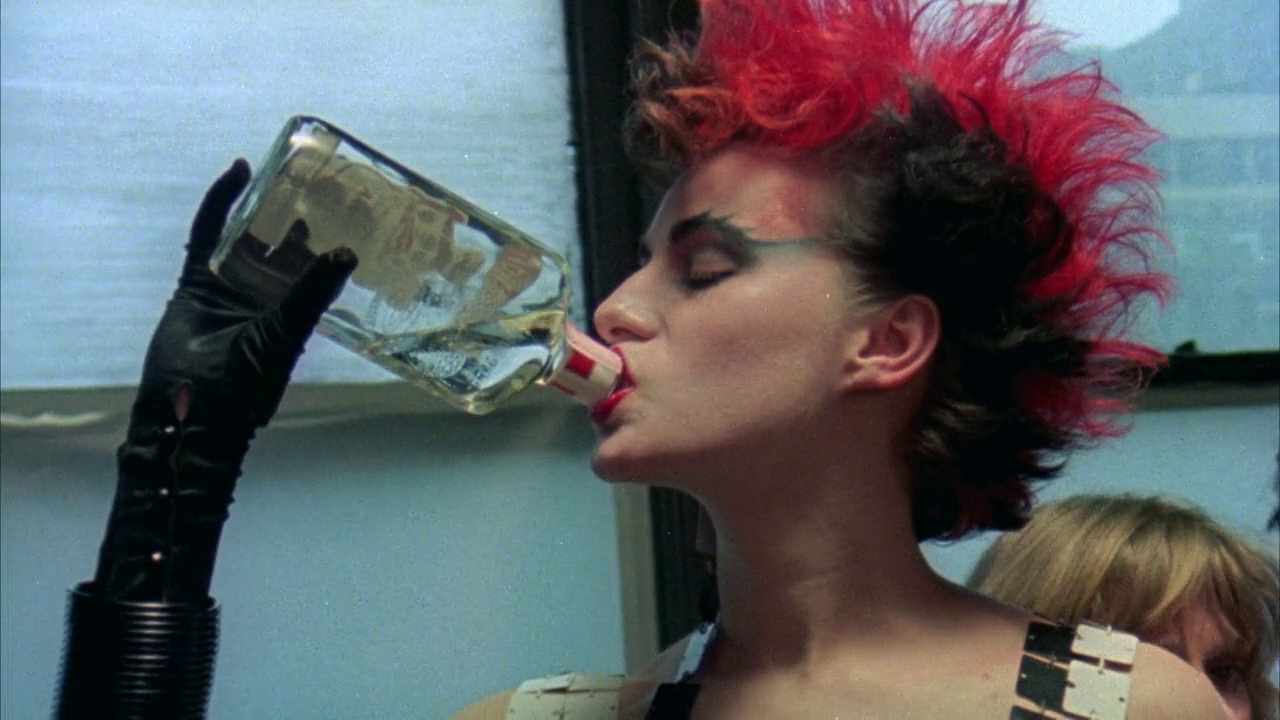 Una ragazza dal taglio di capelli punk in Downtown 81